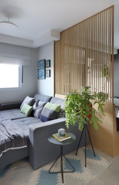 Entre o home theater e o quarto de hóspedes, as janelas dos ambientes garantem uma ventilação cruzada. Entre o home theater e o quarto de hóspedes, as janelas dos ambientes garantem uma ventilação cruzada.