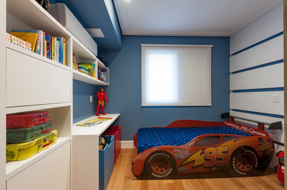 Inspirado na animação ‘Carros’, distribuída pela Walt Disney Pictures, este quarto é sinônimo de velocidade e diversão. Além dos armários revestidos com uma das cenas, a cama do jovem foi inspirada no personagem principal, Lightning McQueen, para que a criança se sinta, de fato, parte do filme. O ambiente é assinado pela arquiteta Cristiane Schiavoni, do escritório Cristiane Schiavoni Arquitetura e Interiores.