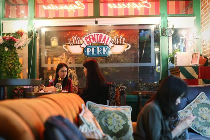 Réplica do café de Friends, o Central Perk, invade shopping de São Paulo