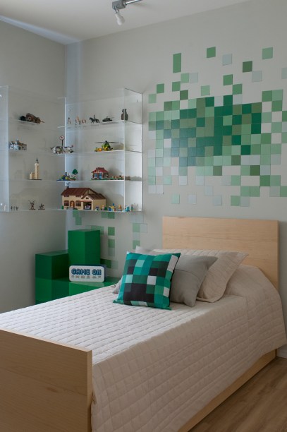 Apaixonado pelo jogo Minecraft, o cliente de nove anos pediu uma decoração inspirada no jogo de ação e aventura para compor seu novo quarto. Assim, as arquitetas Barbara Marins, Gabriela Hipólito e Juliana Flauzino, do Estúdio Uvva, recorreram aos imãs de parede, estante e blocos, que ganharam funções de gaveteiros. As diferentes tonalidades de verde – a principal do jogo - compõem com maestria toda a decoração do quarto. Em uma das paredes, adesivos vinílicos magnéticos imitam o efeito pixelado.