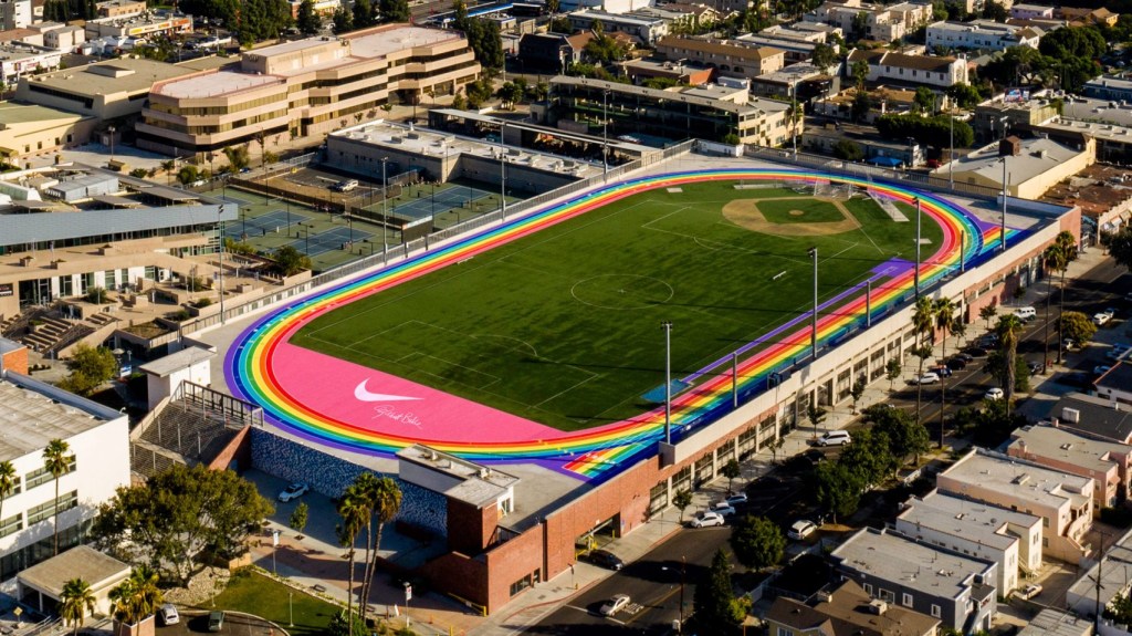 1-nike-pinta-pista-de-corrida-em-LA-com-as-cores-da-bandeira-lgbt