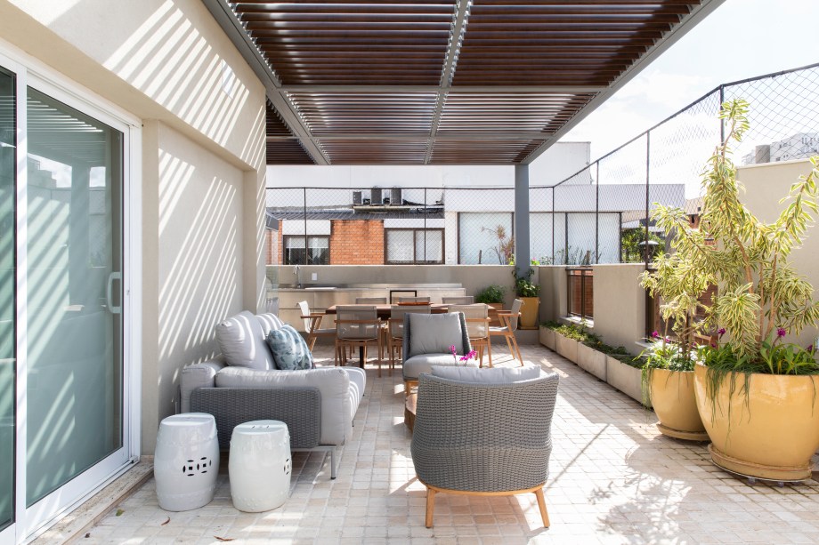 Todo o balcão da churrasqueira ganhou tampo de aço inox para suportar as chuvas e o mobiliário escolhido é apropriado para a área externa. Todo o balcão da churrasqueira ganhou tampo de aço inox para suportar as chuvas e o mobiliário escolhido é apropriado para a área externa.