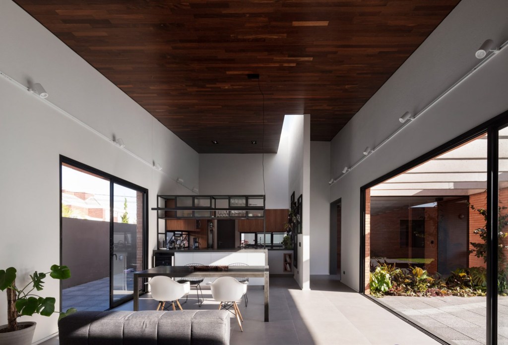 courtyard-house-bernardo-richter-arquea-arquitetos-brazil_dezeen_2364_col_8-1704×1159