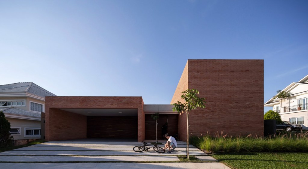 courtyard-house-bernardo-richter-arquea-arquitetos-brazil_dezeen_2364_col_9-1704×940