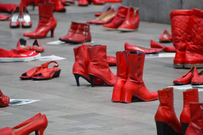 Intervenção com sapatos vermelhos alertam sobre feminicídio no México