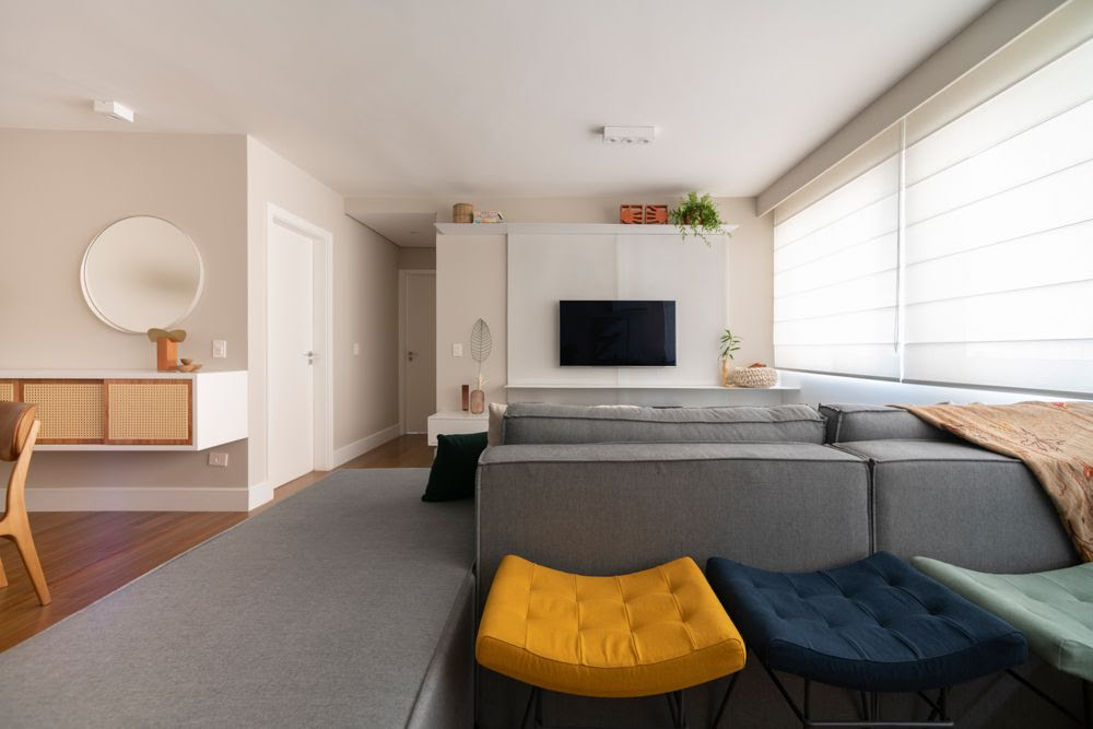 Design com raízes brasileiras e marcenaria harmônica em apê de 97 m²