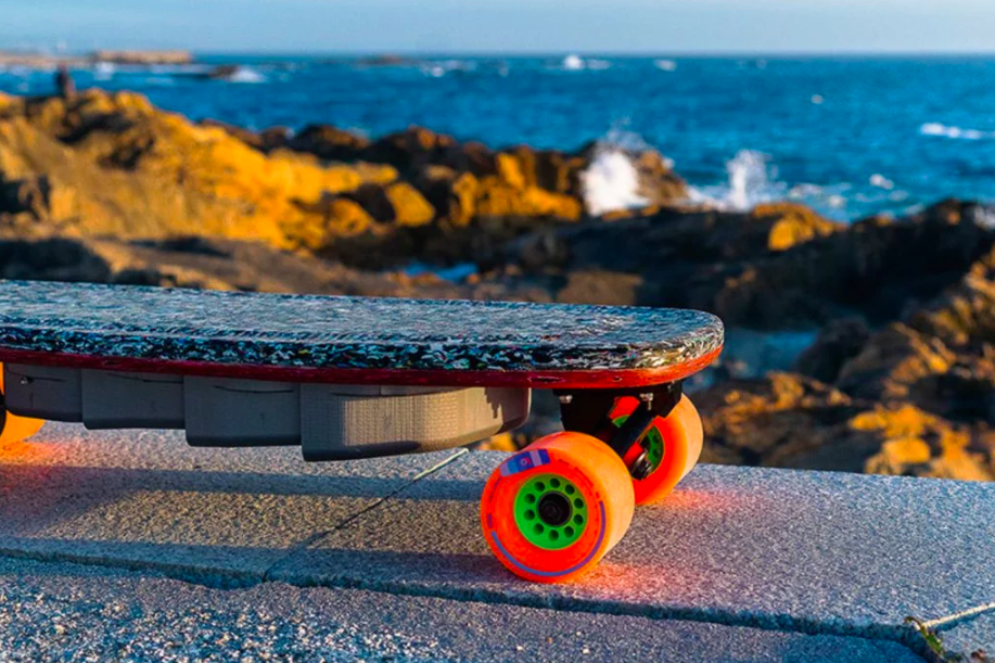 Além de lindo e elétrico, esse skate foi feito de plástico reciclado