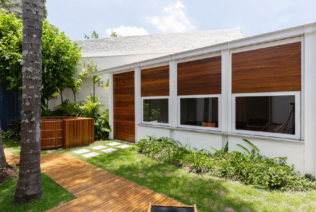 Janelas se abrem totalmente para o jardim de casa paulistana
