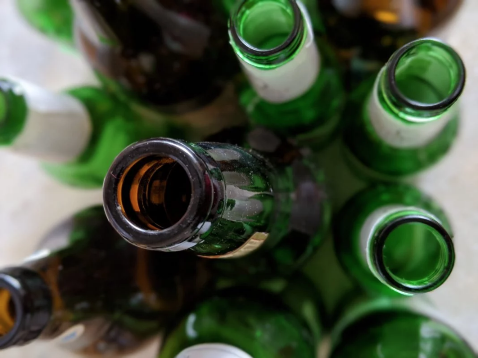 Saiba onde descartar corretamente garrafas de vidro em SP