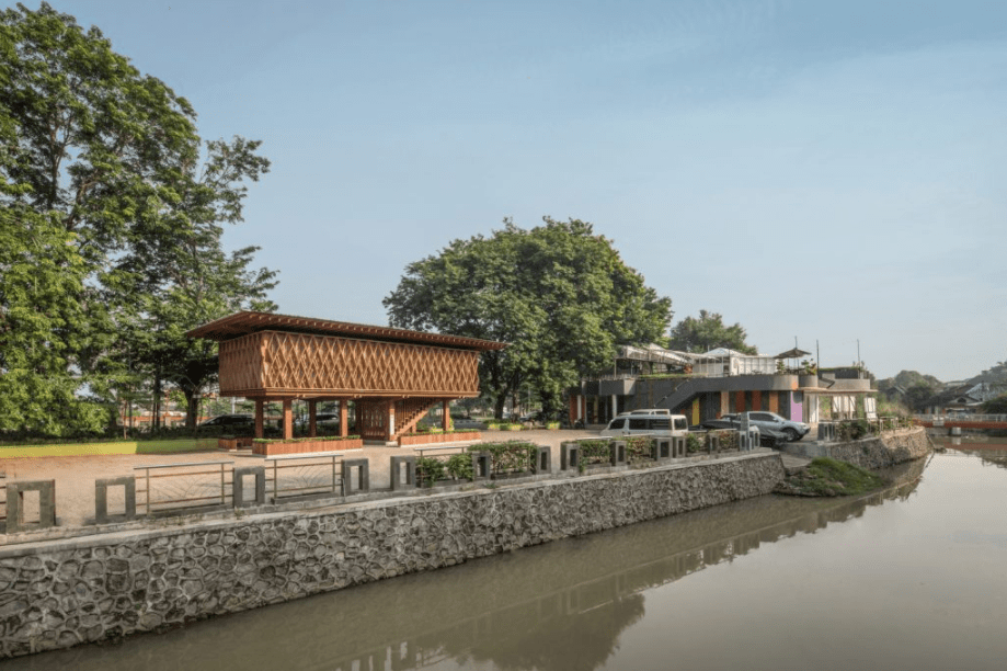 Biblioteca aposta em arquitetura bioclimática e móveis multifuncionais