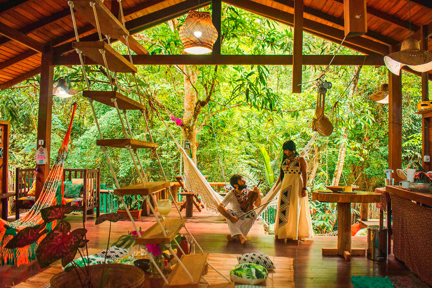 Casa da Árvore na Amazônia une visitante à natureza em uma experiência imersiva única