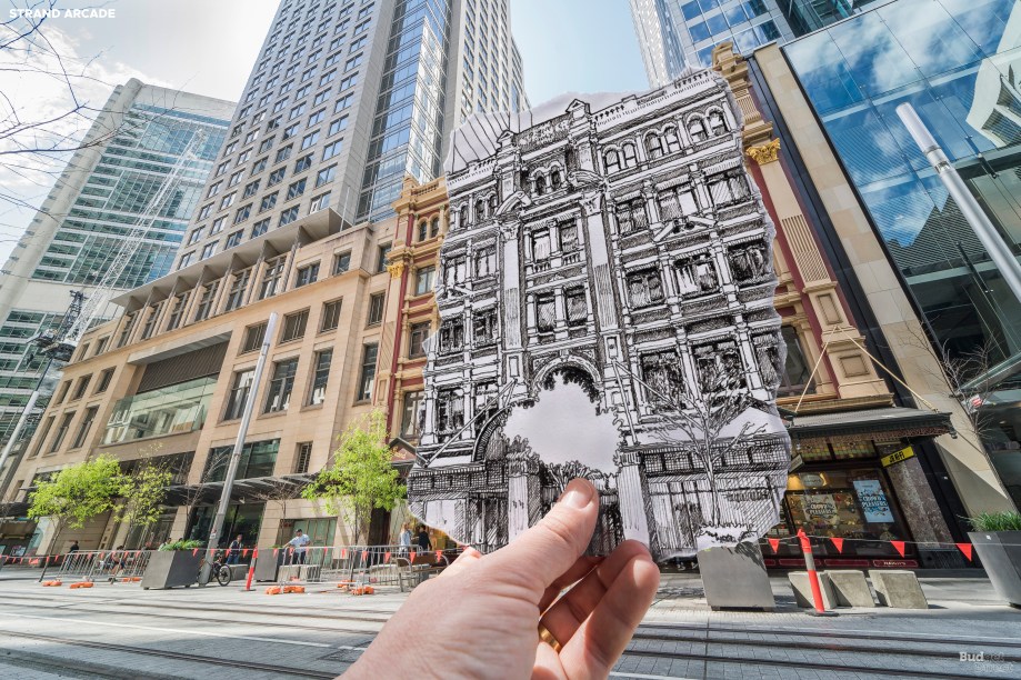 A última arcada em estilo vitoriano de Sidney foi considerada pelos jornais da época como "a melhor via pública nas colônias australianas". A passarela de 104 metros foi apoiada por escadas de cedro, com elevadores hidráulicos de ponta, oferecendo uma rota alternativa para as galerias. O Strand reconhece e até rivaliza com as famosas arcadas da Europa. Mas o que o torna único é o teto de vidro especialmente colorido e as galerias suspensas – um dos primeiros grandes conceitos da arquitetura australiana a lidar com o clima implacável da terra.