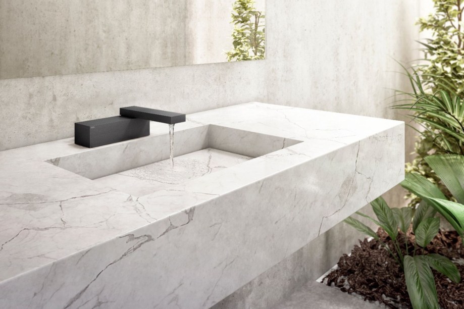 Docol Metais / DocolGiro Tap – Essa forma extremamente simples, porém enigmática, apenas revela sua função quando manuseada. Essa é a essência da torneira DocolGiro, criada pelo arquiteto Gui Mattos exclusivamente para a DOCOL. Nesse design arrojado e sutil, o arquiteto propõe um objeto retangular visualmente interessante – um bloco projetado com precisão para reunir todos os elementos funcionais. Gire a parte superior do bloco para fazer aparecer um bico, que libera um fluxo de água quando atinge o centro da pia.