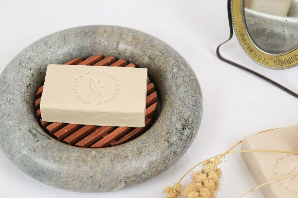 ALVA Design lança peça com renda 100% revertida para causa social