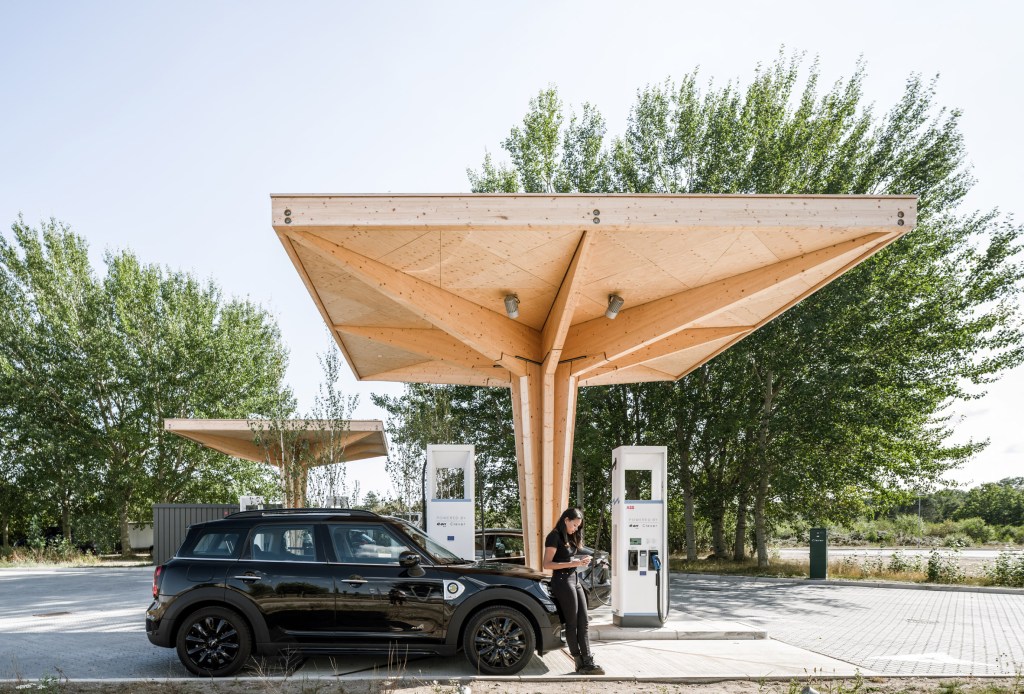 arquitetos-projetam-posto-para-carros-eletricos-feito-de-madeira-casa.com-3 arquitetos-projetam-posto-para-carros-eletricos-feito-de-madeira-casa.com-3