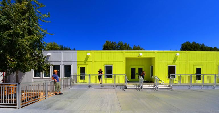 Estacionamento em Los Angeles vira abrigo temporário para moradores de rua