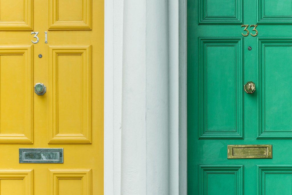 numerologia-da-casa-como-descobrir Fachadas de casas com portas coloridas
