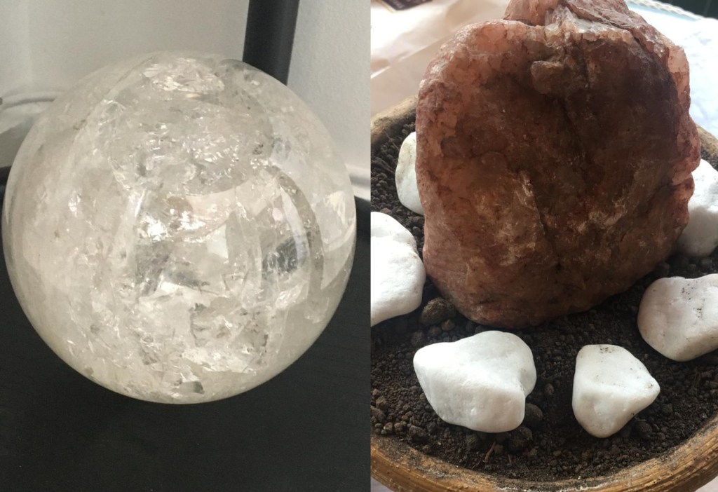 Esfera de quartzo de cristal e quartzo rosa bruto plantado na terra