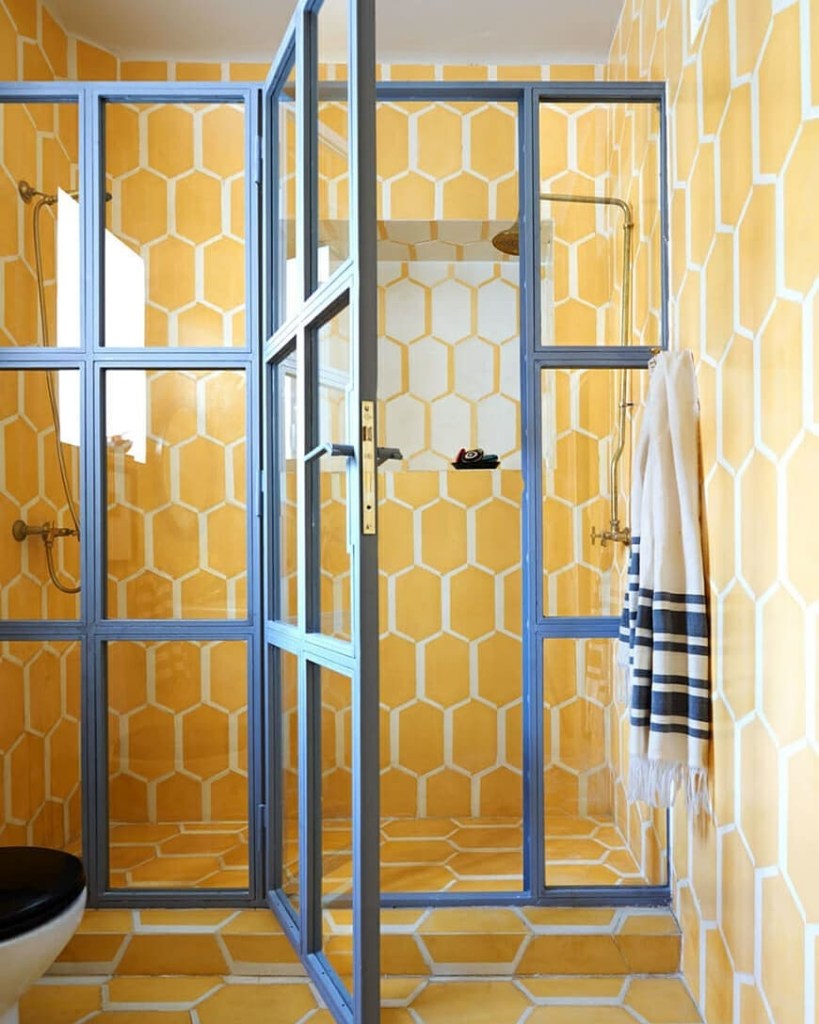 banheiros-revestimentos-coloridos-diferentes2 banheiro com revestimento amarelo