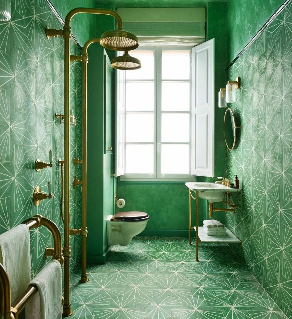 banheiro com revestimentos verdes