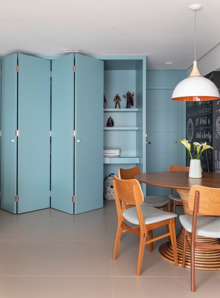 com-paleta-em-tons-de-azul-apartamento-tem-decor-inspirada-em-star-wars-casa.com-Projeto Ristretto – Marina Carvalho – foto Evelyn Muller (2)