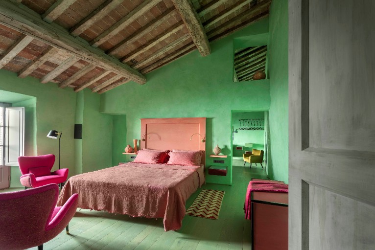 cores-combinacoes-diferentes1 quarto com parede verde e cama rosa