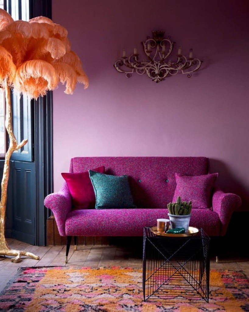 cores-combinacoes-diferentes2 sala com sofá roxo