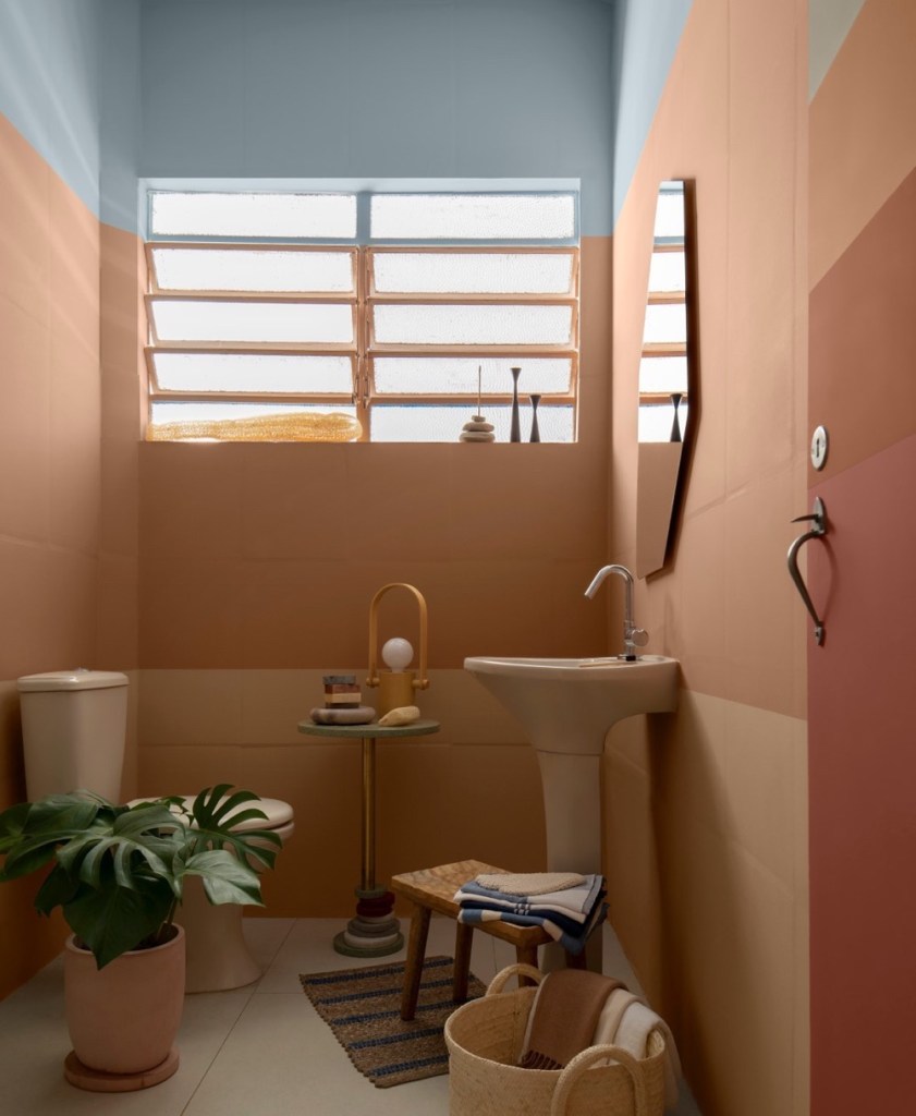 cores-combinacoes-diferentes6 banheiro antigo com pintura salmão e azul