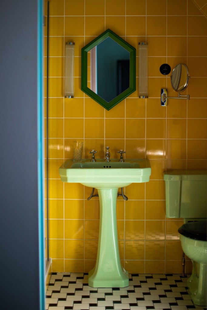 cores-combinacoes-diferentes8 banheiro antigo com revestimentos coloridos