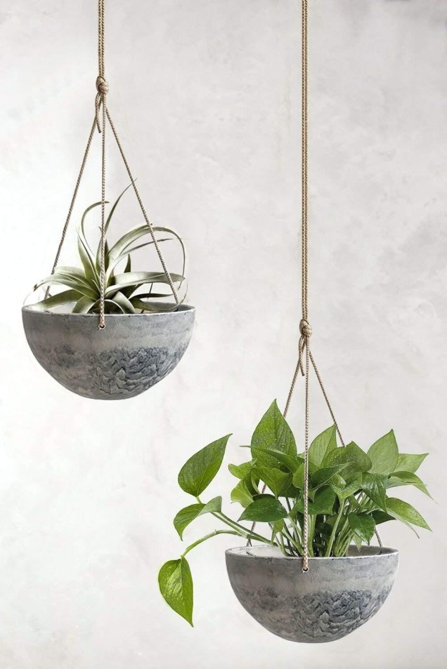 Há <a href="https://preprod.casa.abril.com.br/jardins-e-hortas/plantas-suspensas-18-ideias-para-decorar-a-casa/">diversas plantas pendentes</a> (que crescem em direção ao solo) que podem ser colocadas nos espaços aéreos internos e externos de casas e apartamentos. Os suportes e vasos artesanais, como os de cimento, cerâmica e macramê, são uma tendência que toma conta, por exemplo, das varandas. Esta é uma ótima maneira de manter as suas plantas longe das crianças e dos animais, <a href="https://preprod.casa.abril.com.br/jardins-e-hortas/plantas-e-pets-quatro-especies-para-enfeitar-a-casa-sem-riscos/">já que algumas espécies são tóxicas</a>.