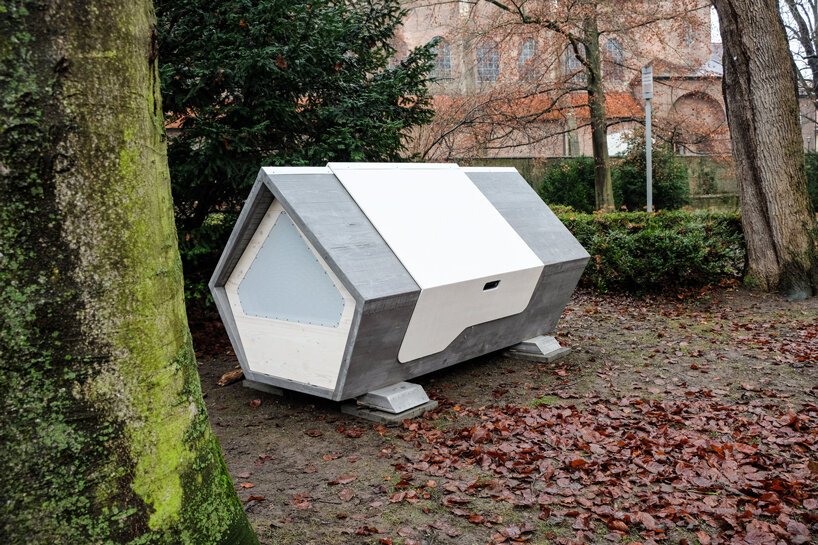 abrigo-movido-a-energia-solar-e-criado-para-proteger-sem-teto-no-inverno-casa.com-3
