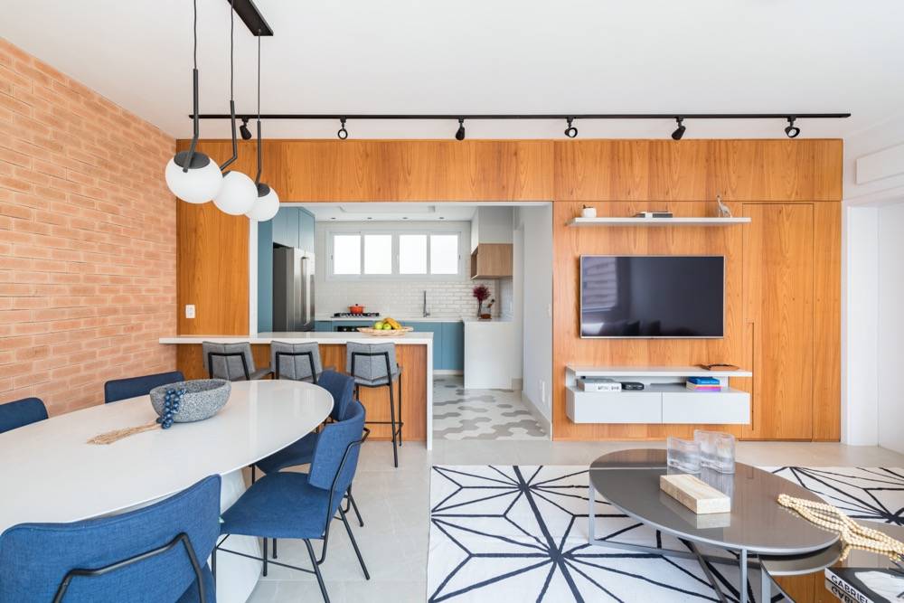 Apartamento com cozinha azul e painéis de madeira
