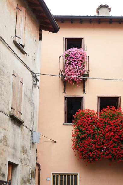 Explore as suas janelas – uma caixinha de janela é uma escolha tradicional para ervas ou flores. Flores de sacada como essas deixaram o bairro inteiro mais bonito. Além disso, elas podem ser ainda mais impressionantes do que uma alternativa no nível do solo, pois a perspectiva vertical traz uma dimensão interessante e inesperada.