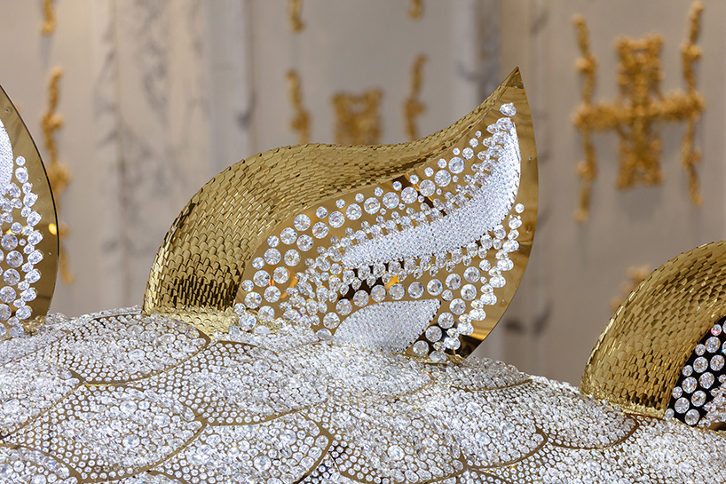 2,5 milhões de cristais Swarowski formam este dragão!