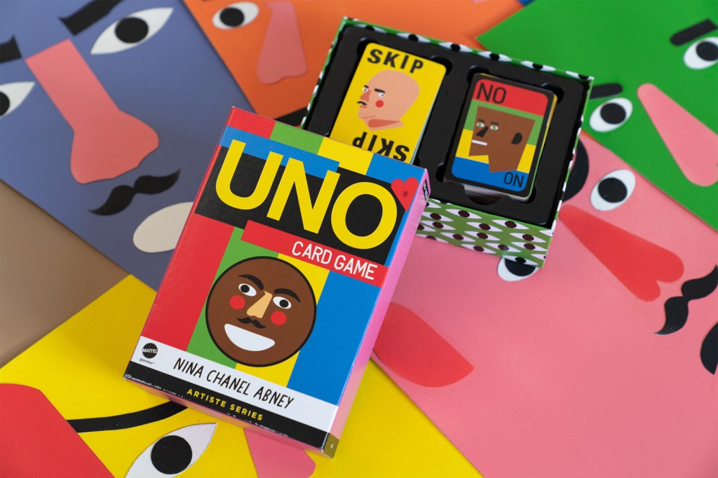 Fundo de rosto de papel colorido com uma caixa de jogo aberta, a superior colorida, e a parte inferior com dois decks de cartas viradas para cima, com uma carta escrito Skip e a outra No.
