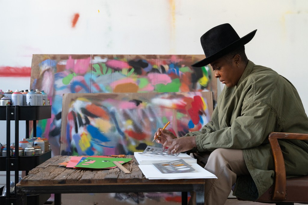 divirta-se-com-esse-uno-design-super-vibrante-casa.com-7 Artista Nina Chanel Abney sentada à mesa desenhando