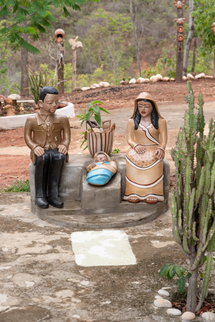 peças decorativas de cerâmica, da Mestra Zezinha, do Vale do Jequitinhonha.