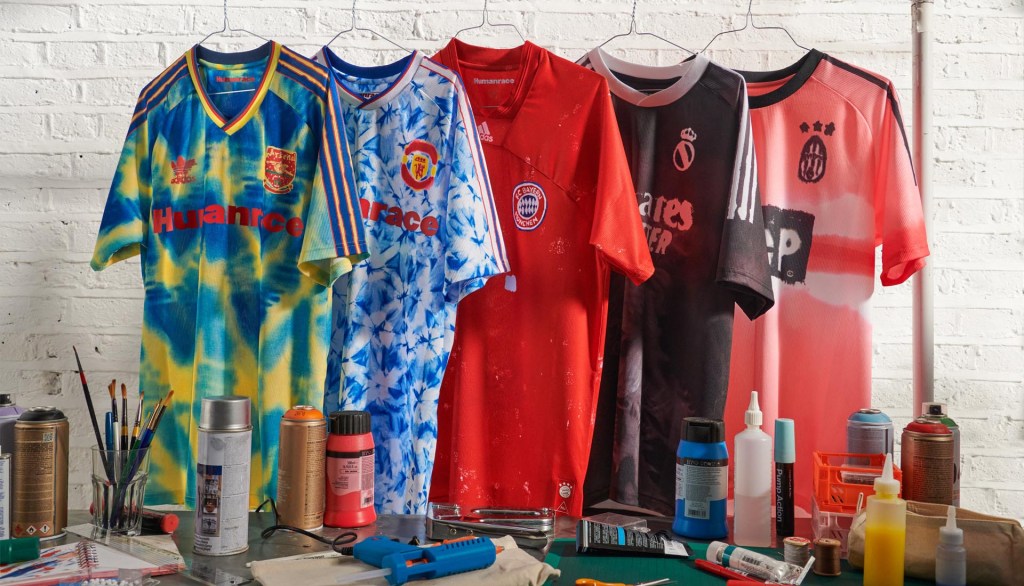 Cinco camisas de times de futebol europeus, coloridas e penduradas em uma arara.