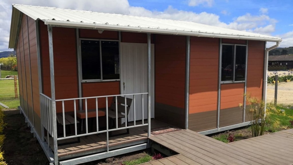 Casa pré-fabricada é feita com plástico reciclado e café. 