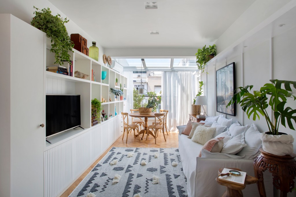 Apê de 55 m² no Rio tem mix de estilo brasileiro e escandinavo