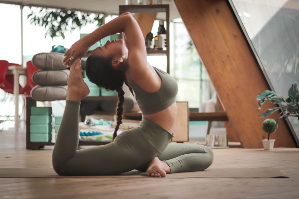 1-yoga-em-casa-como-montar-um-ambiente-para-praticar 1-yoga-em-casa-como-montar-um-ambiente-para-praticar