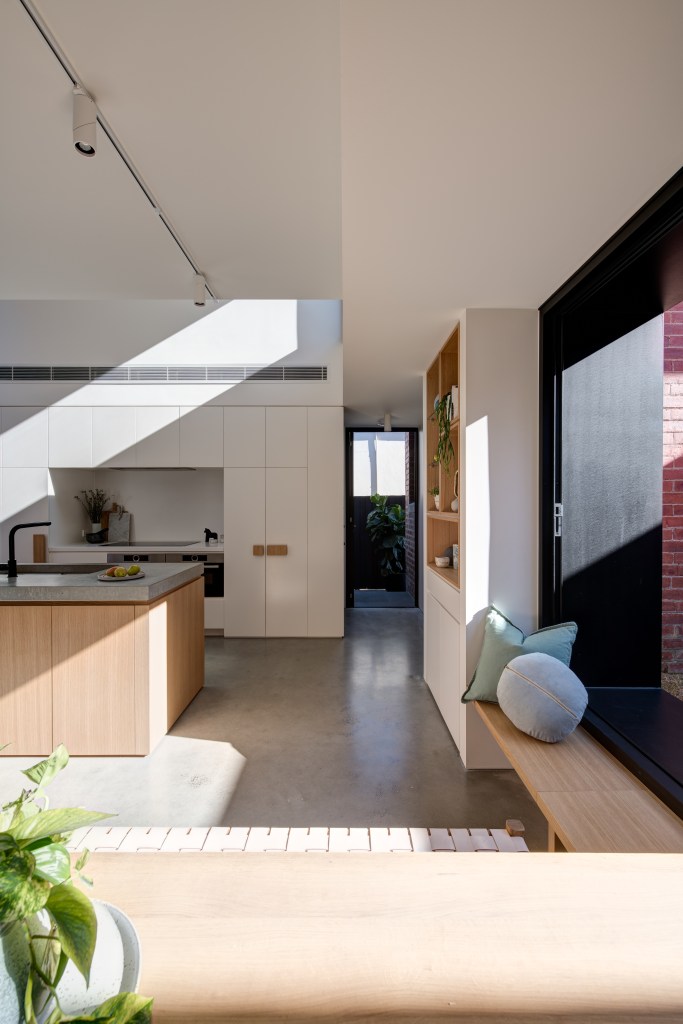 casa-em-melbourne-ganha-edicula-de-45-m²-casal-casa.com-38762-DiningKitchen