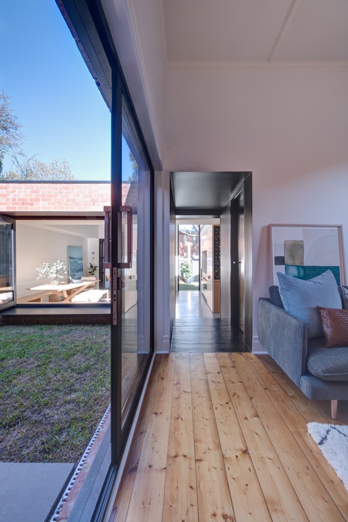 casa-em-melbourne-ganha-edicula-de-45-m²-casal-casa.com-38772-LivingCourtyard