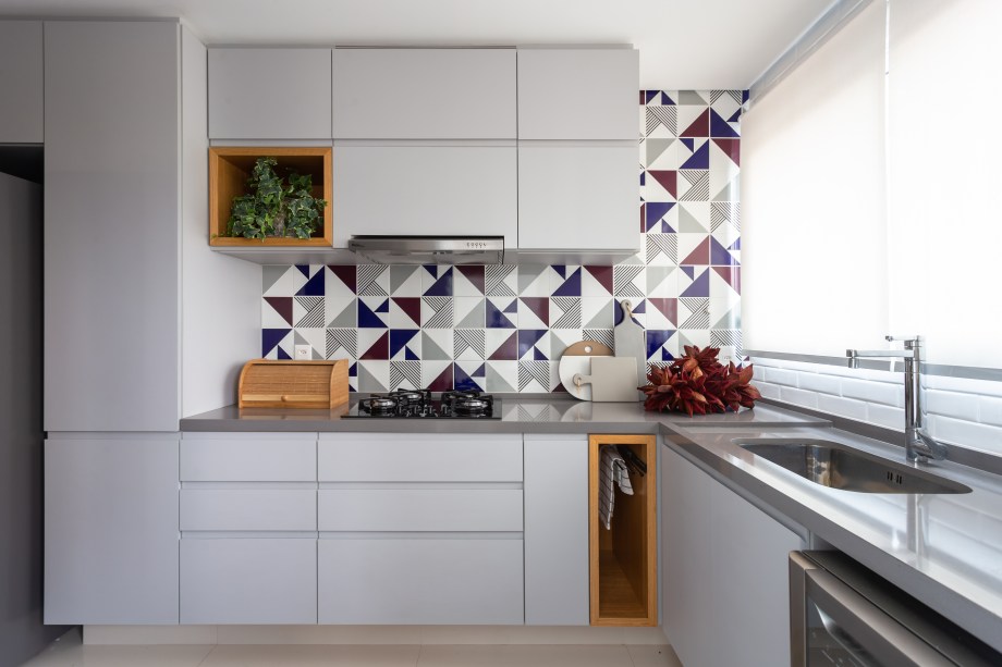 Nesse projeto, as arquitetas Claudia Yamada e Monike Lafuente, do Studio Tan-Gram, optaram por um backsplash feito com revestimento cerâmico, da Lurca