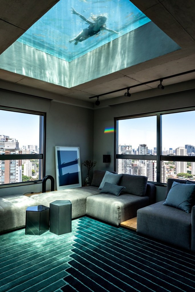 piscina-toda-de-vidro-casa.com-1