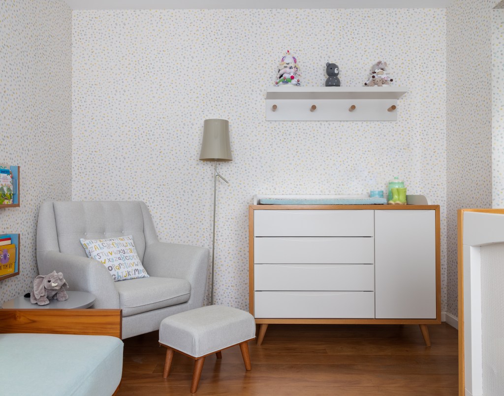 Quarto de bebe traz toques de cinza, amarelo e bichinhos