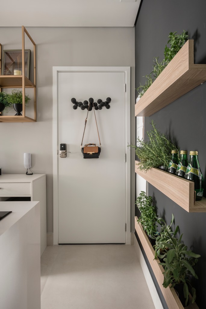 a-decoracao-pode-ajudar-a-esconder-a-bagunca-do-dia-a-dia-casa.com _HRC2073