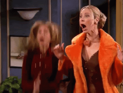 gif-friends-passar-noite-apartamento gif com Rachel e Phoebe gritando e batendo palmas