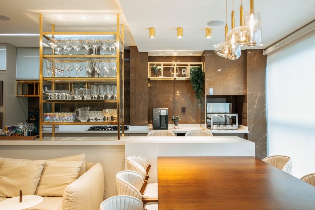Projeto moderno e sofisticado de cozinha integrada com área gourmet