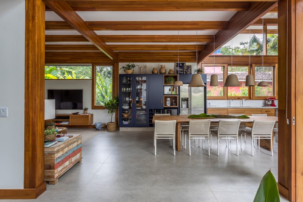 4-casa-de-236-m-2-integra-ambientes-e-traz-a-natureza-para-interior Área integrada de casa com espaço de estar e jantar